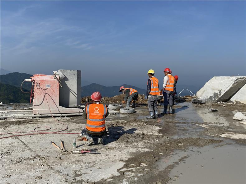 利用金剛石串珠繩鋸開采大理石的步驟