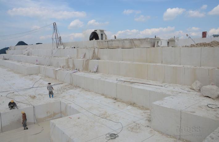 華大金剛石繩鋸切割機水平切底視頻