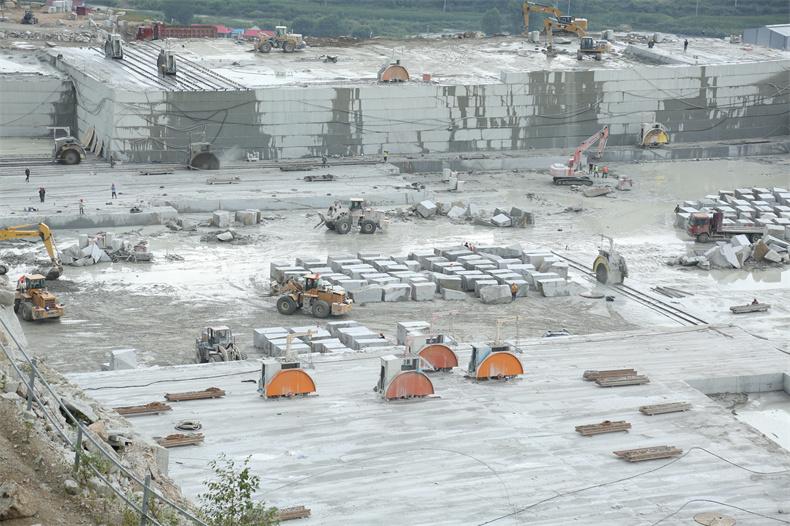 華大石材大切機(jī)金剛石繩鋸切割機(jī)助力吉林花崗巖石材礦山開采