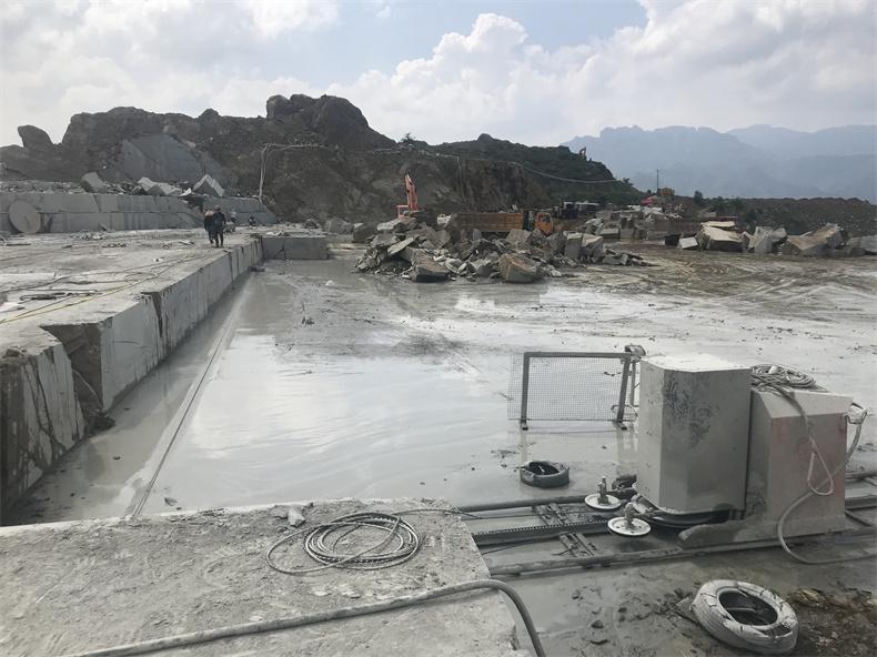 礦山石材繩鋸切割機開采作業中的注意事項