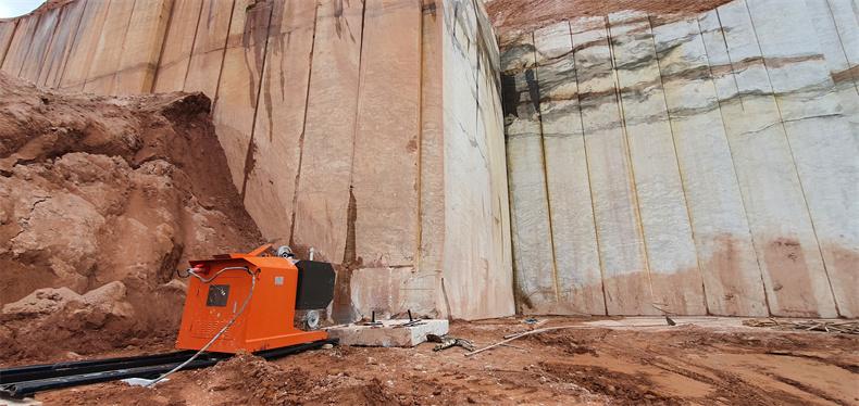 金剛石繩鋸切割機在硬質石材開采的應用