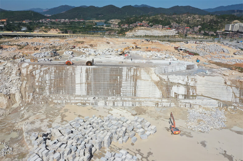 火焰切割機、金剛石繩鋸機與鑿巖機組合開采花崗巖的作業方法